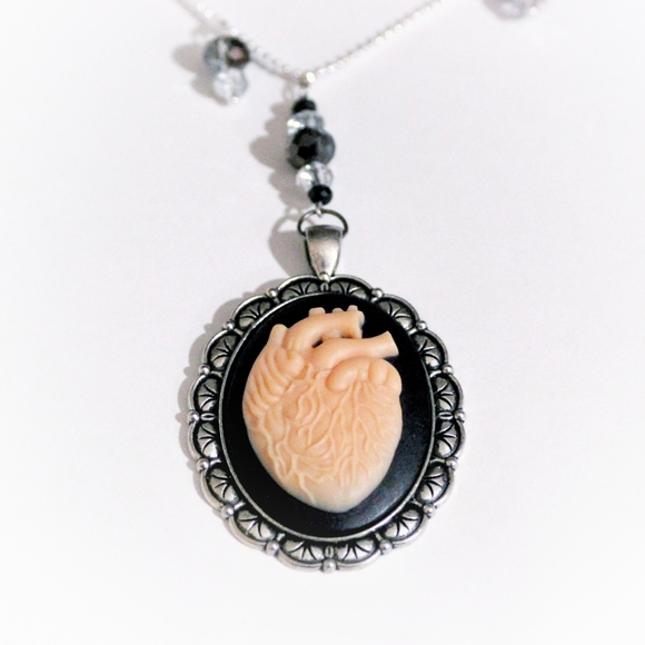 Jewelry - Anatomical heart cameo necklace